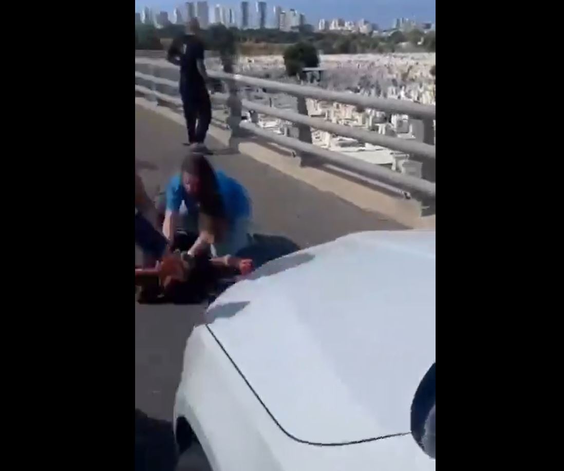 Breaking: An Israeli illegal settler seriously injured due to fall of Hezbollah rockets nearby / Video