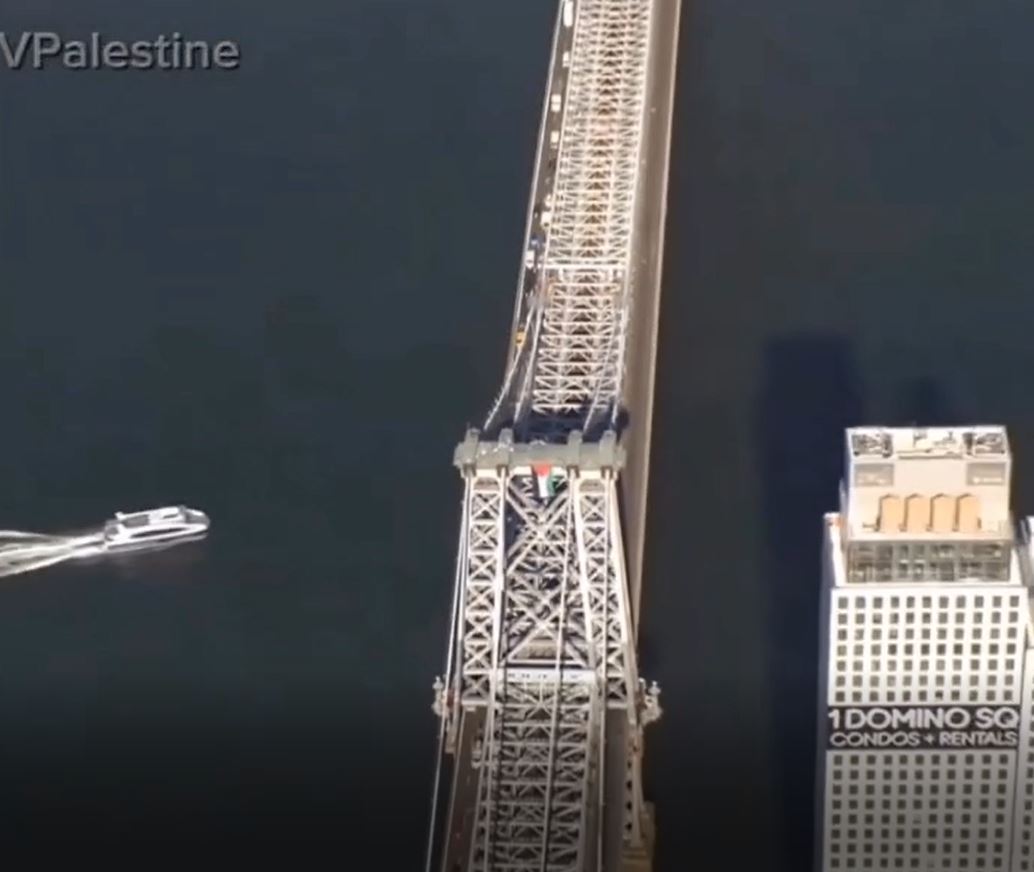 Video: Raising Palestinian flag on Williamsburg Bridge in New York, United States