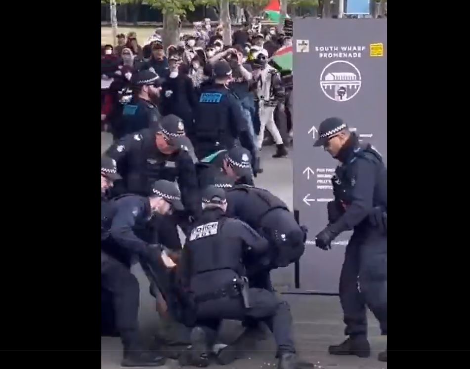 Video: Australian police violently assaulted a peaceful pro-Palestine protestor in Melbourne