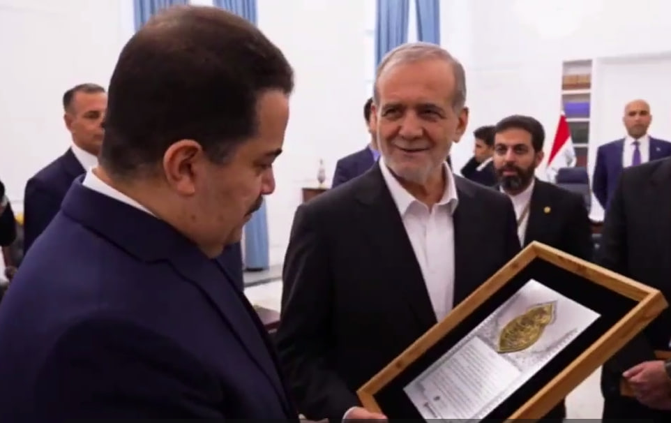 فيديو | الرئيس الإيراني يسلم رسالة من قائد الثورة الاسلامية إلى رئيس الوزراء العراقي  