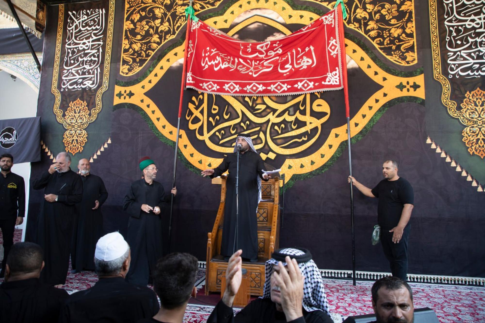 موكب أهالي كربلاء يحيي ذكرى شهادة الإمام الحسن العسكري(ع) في سامراء+(صور)