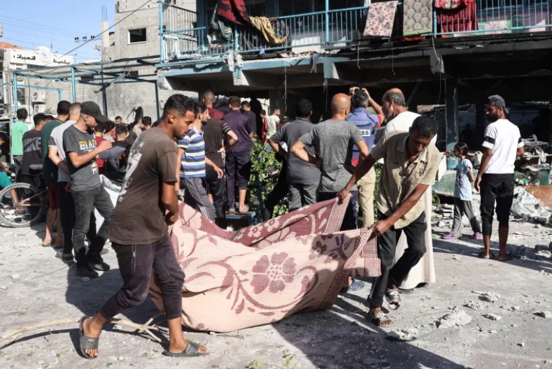 الكيان الصهيوني يواصل بارتكاب مجازر جديدة ويقصف مدرسة تؤي النساء والاطفال بغزة