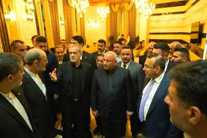 الرئيس الإيراني يزور مرقد الإمام الحسين(ع) في كربلاء المقدسة+(فيديو)