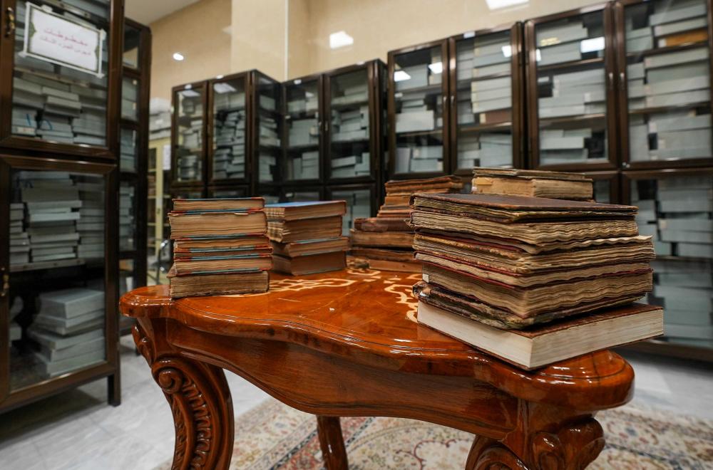29 نسخة خطية و5 كتب نادرة لآية الله آل ياسين تُهدى إلى مكتبة الروضة الحيدرية + صور