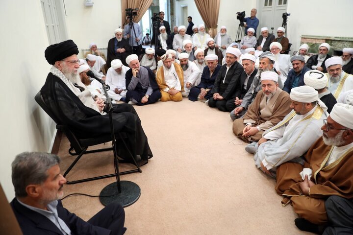 Imam Khamenei meets Sunni scholars, clerics