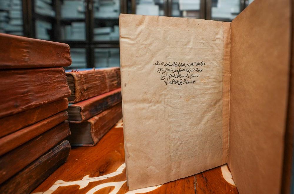  29 نسخة خطية و5 كتب نادرة لآية الله آل ياسين (قدس سره) تُهدى إلى مكتبة الروضة الحيدرية + صور