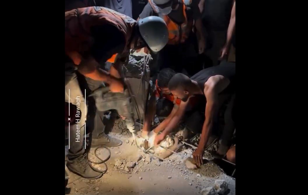 Video: Attempts to rescue a Palestinian child from under rubble in Gaza