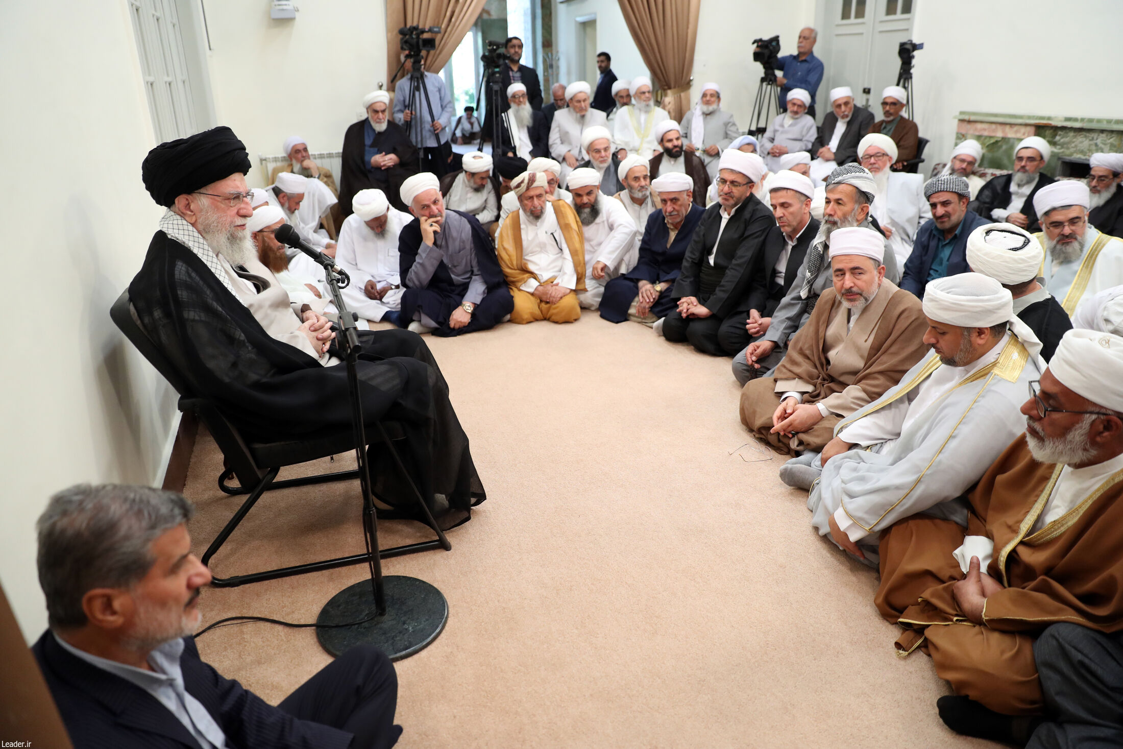 وحدت مسلمین ایک حربہ نہیں بلکہ ایک قرآنی اصول ہے۔ امام خامنہ ای