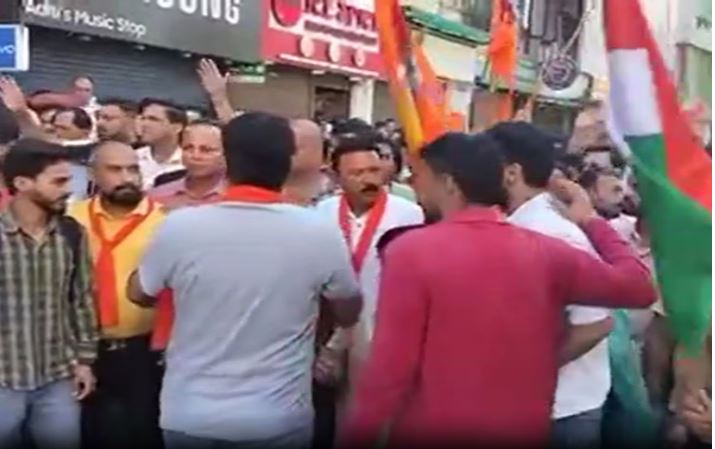 मुस्लिमों की दुकानों पर लाल निशान; लेन-देन करने वालों का भी होगा बहिष्कार