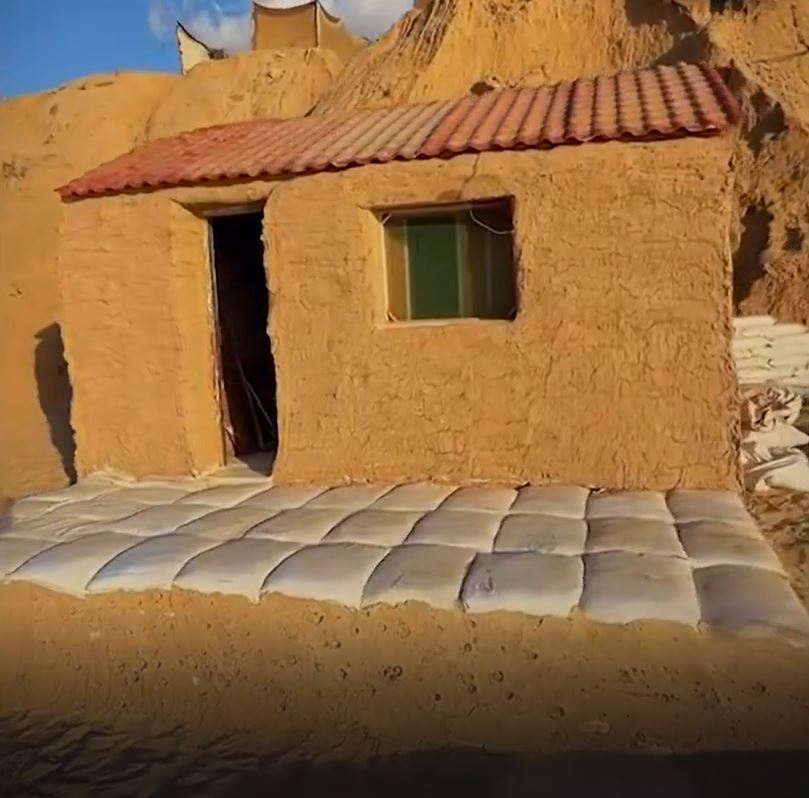 Video: A displaced Palestinian creatively constructed a shelter from sand bags on Gaza beach