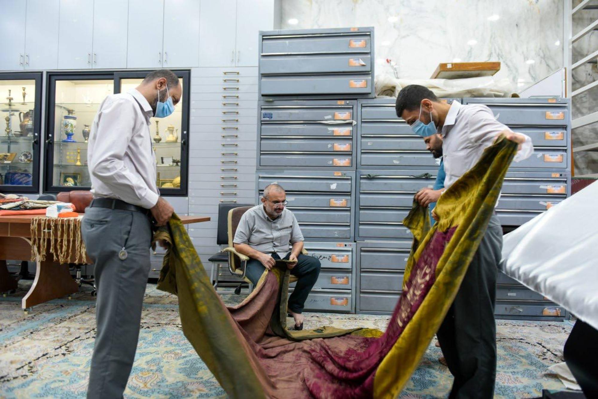 متحف الكفيل ينهي المرحلة الثانية من فرز منسوجاته وتصنيفها تحضيرًا لعرضها في المبنى الجديد + صور