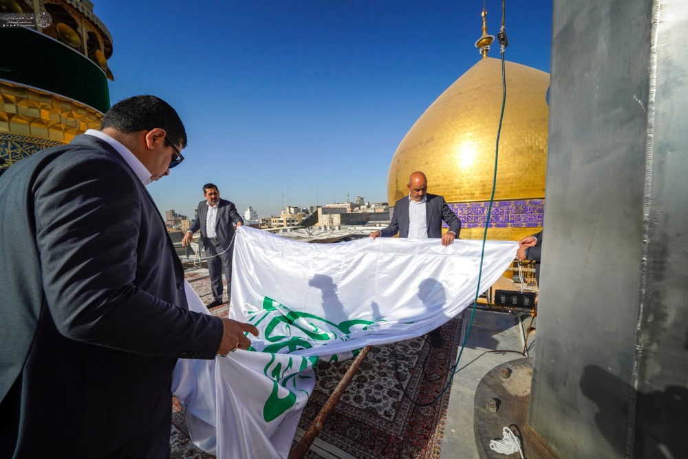Video: Raising banner of Prophet Muhammad and Imam Al-Sadiq at Imam Ali holy shrine