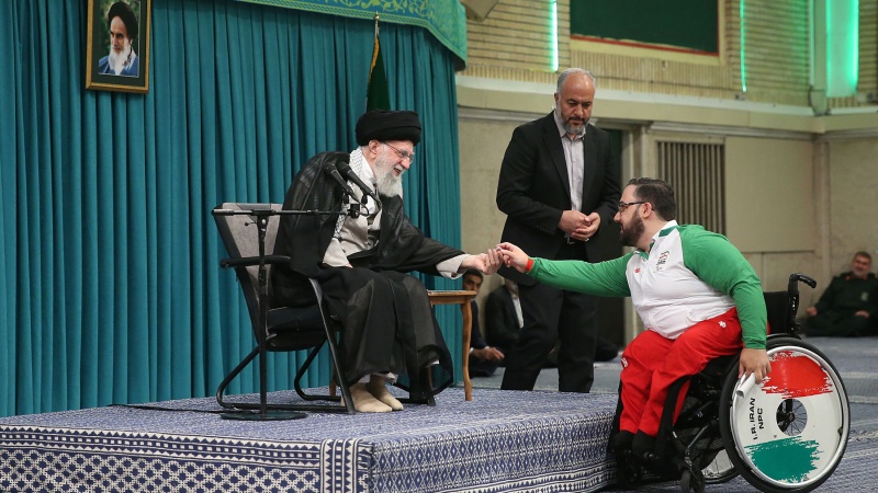 Globale Demonstration der nationalen, politischen und religiösen Identität der Iraner - Iranische Athleten der olympischen und paralympischen Spiele treffen Ayatollah Khamenei