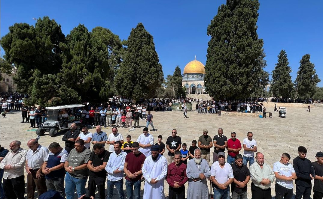 40,000 Palestinians perform Friday prayer at the Aqsa Mosque