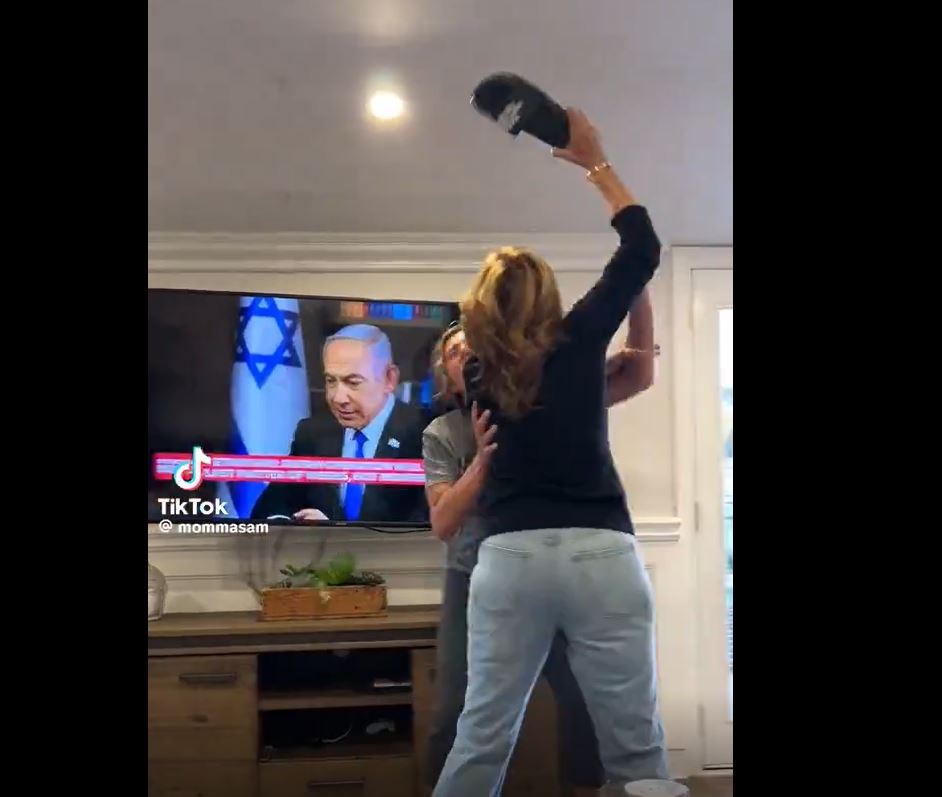 Video: Reaction of American two women when Israeli PM Netanyahu appears on TV