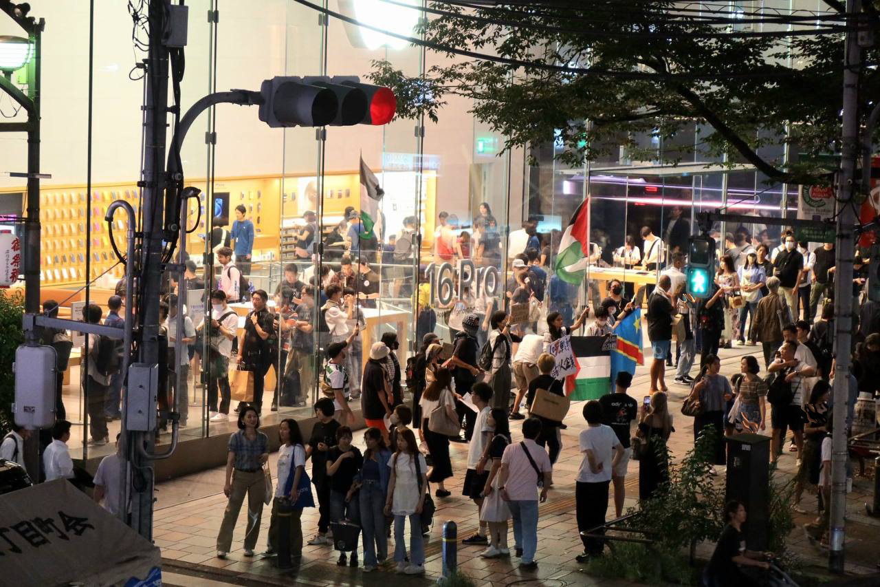 Video: Pro-Palestinian activists staged a protest outside Apple store in Tokyo during launch of new phone