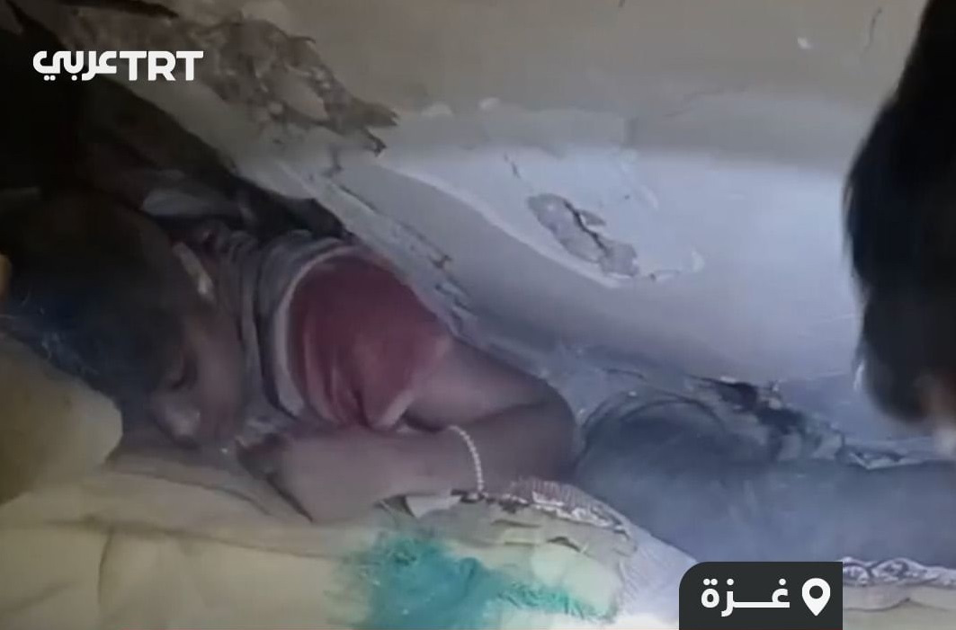Video | Wakati wa kuokolewa kwa Msichana Mdogo kutoka kwenye vifusi vya nyumba iliyoharibiwa huko Gaza