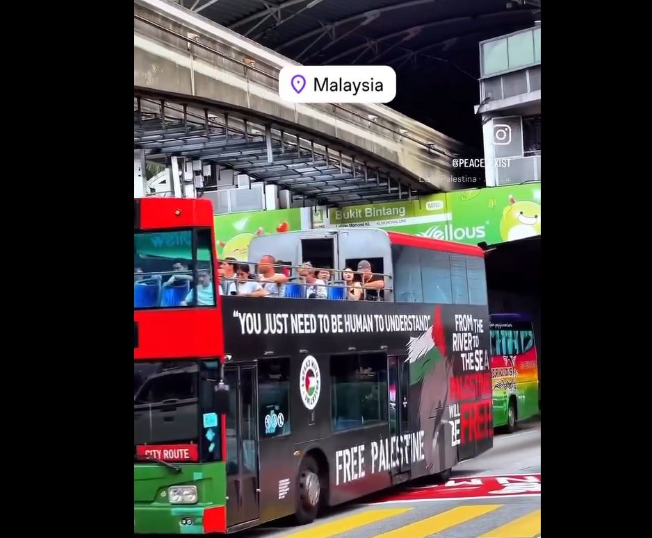Video: Messages of solidarity displayed on a bus in Malaysia, in support of Gaza and Palestinian people