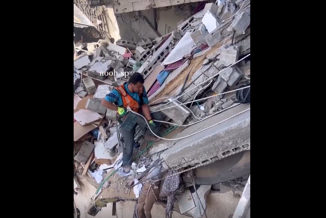 Sensitive Video: Civil defence workers extract dead bodies from under rubble of bombed houses in Gaza 