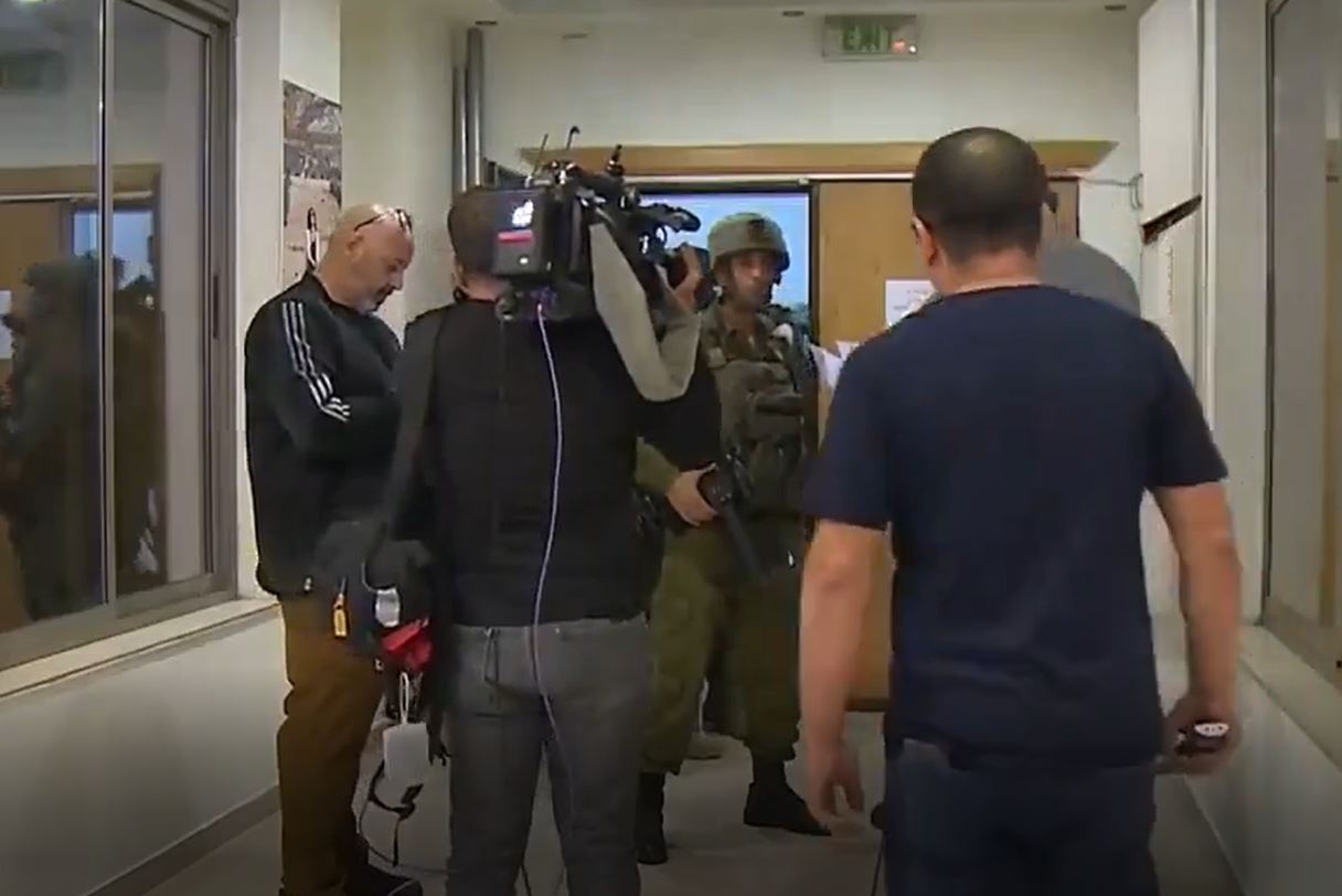 Video: Israeli forces raided Al Jazeera offices in Ramallah, WB, ordered closure of news network
