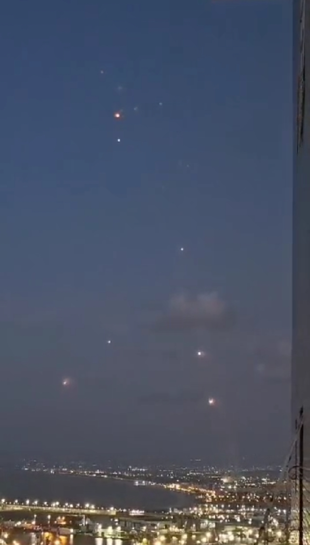 Video | Ipinapakita sa mga footage ang mga air defense ng Israel para sinusubukang harapin ang mga mabibigat na rocket barrage mula sa Lebanese Hezbollah