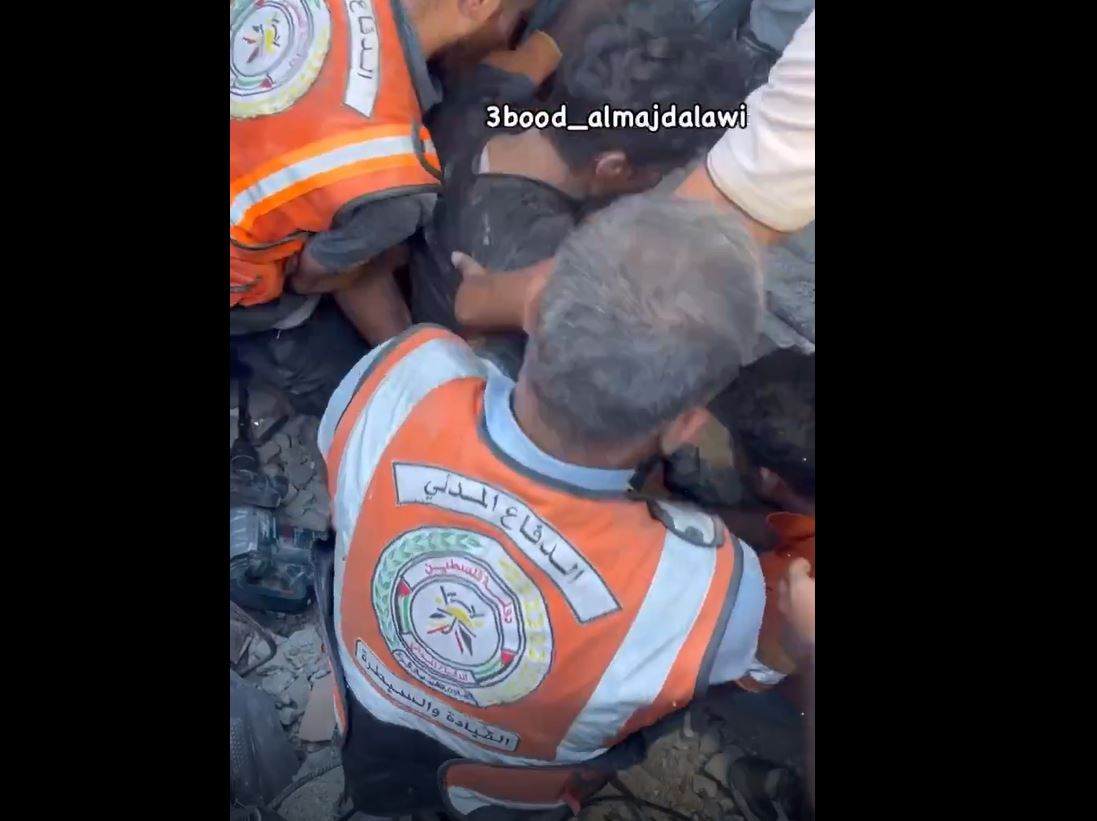 Video: Gaza Civil Defense teams spent eight hours rescuing a young Palestinian trapped under rubble 