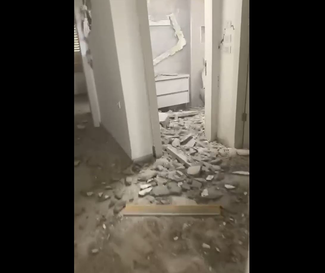 Video: 4 rockets from Lebanon fell in Rosh Pina settlement, damage a building and infrastructure, many injuried