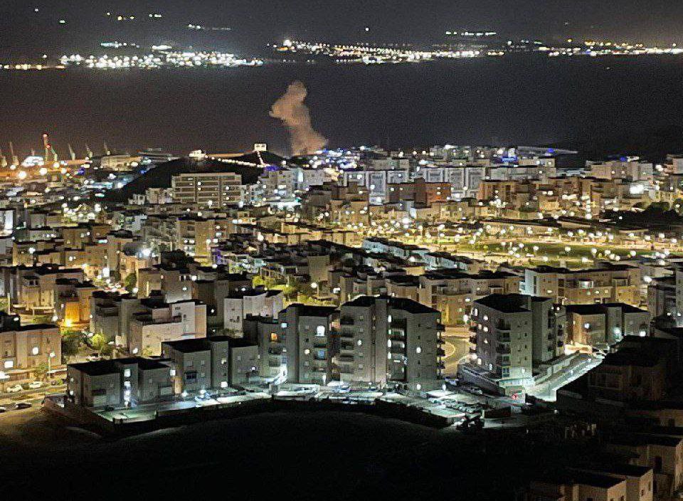Bidiyon Nasarar Harin Da Dakarun Islama Na Kasar Iraki Suka Kai Tashar Jiragen Ruwa Ta Eilat A Kasar Isra'ila/ 2 Sahayoniyawa Sun Samu Raunuka Sakamakon Harin Da Jiragen Yakin Suka Kai