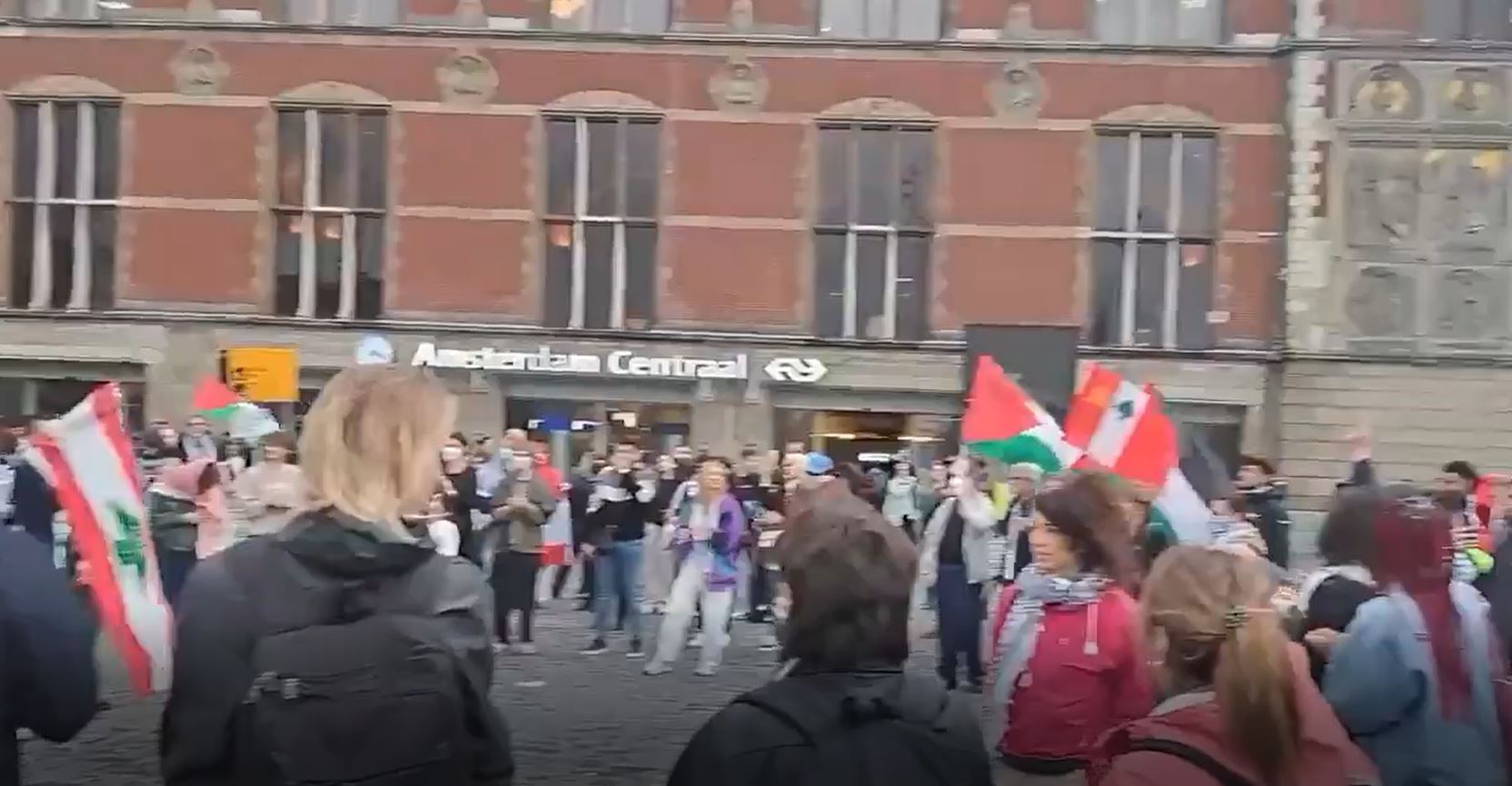Video: Demonstration held outside Amsterdam Centraal station in solidarity with Palestine and Lebanon