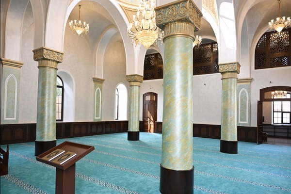 Historic mosque in Baku reopens to worshippers