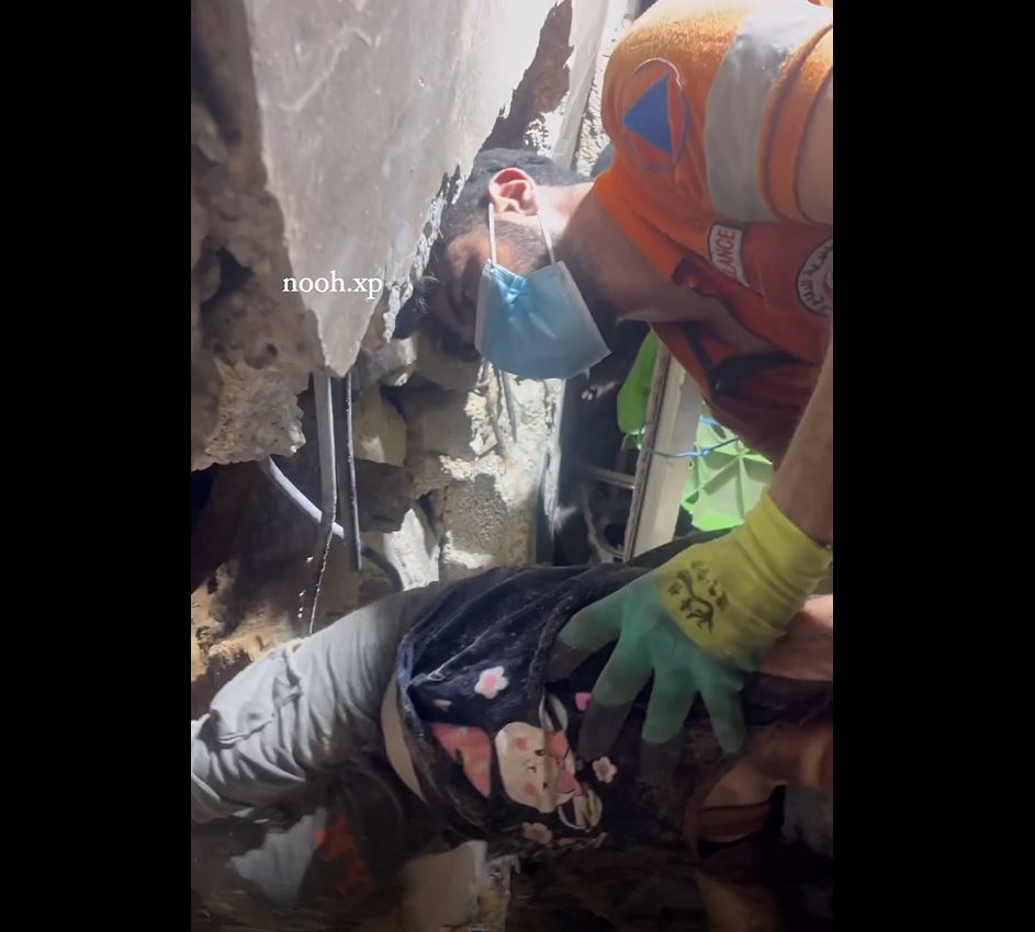 Sensitive Video: A martyred child pulled out from under rubble in Sheikh Radwan, Gaza 