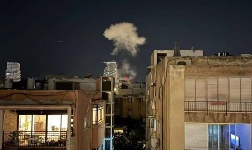 القوات المسلحة اليمنية تقصف "تل أبيب" بصواريخ باليستية..واعلام العدو الصهيوني يتحدث عن إصابات 