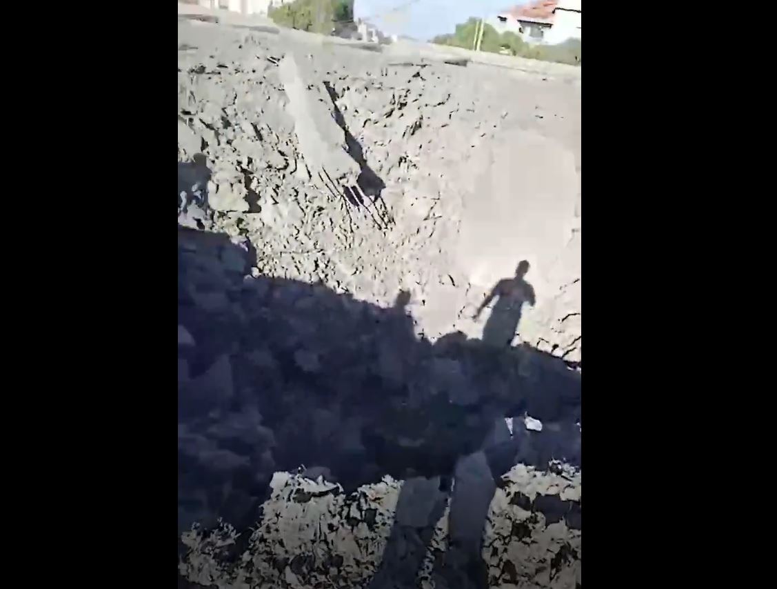 Video: Create of a massive crater after Israeli aircraft dropped a missile on main road of Bhamdoun, Lebanon