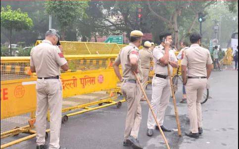 दिल्ली में 5 लोग नहीं निकल सकेंगे साथ, पुलिस अलर्ट