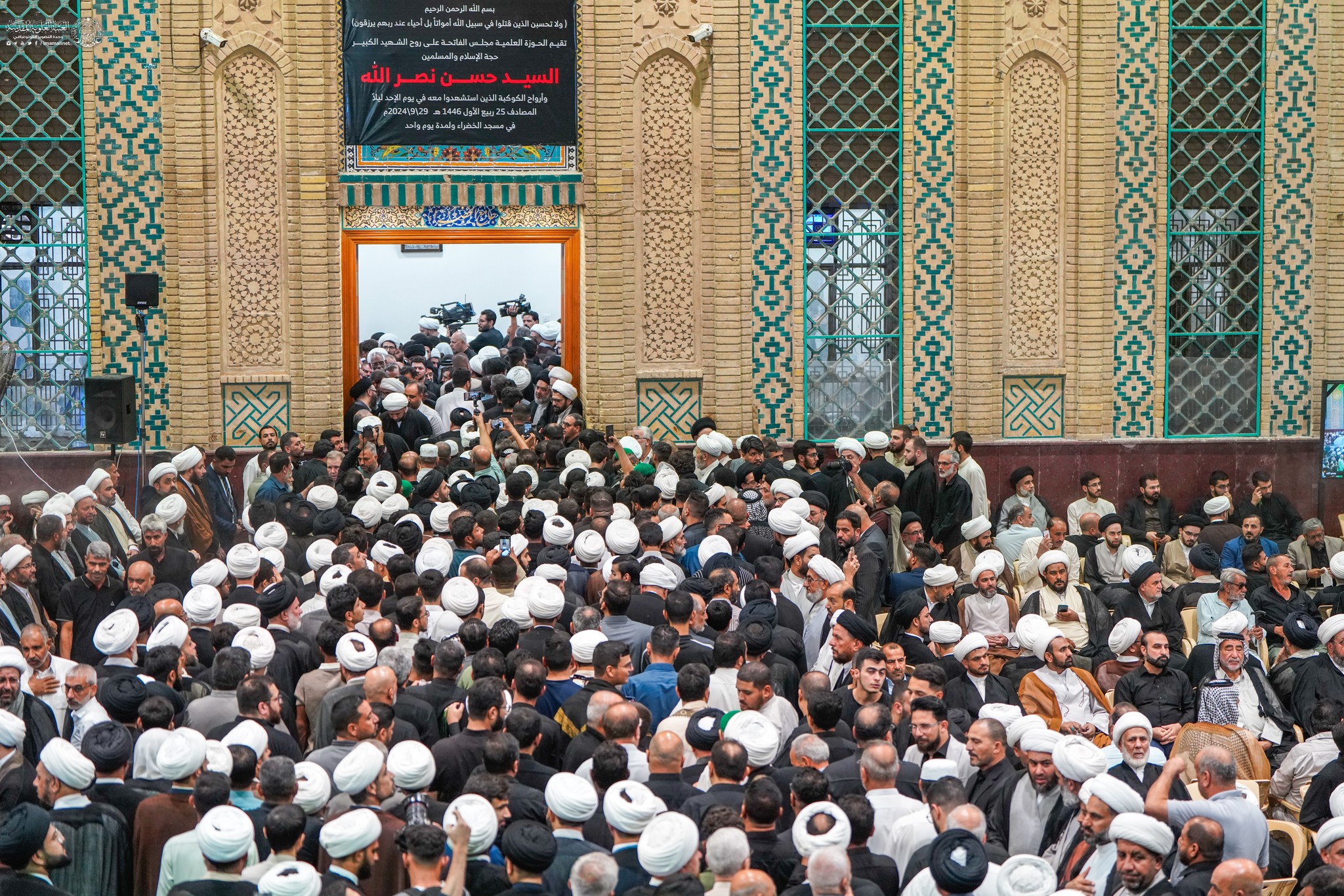 Video: Reciting Al-Fatiha by Najaf Seminary to honor soul of martyr Sayyed Hassan Nasrallah