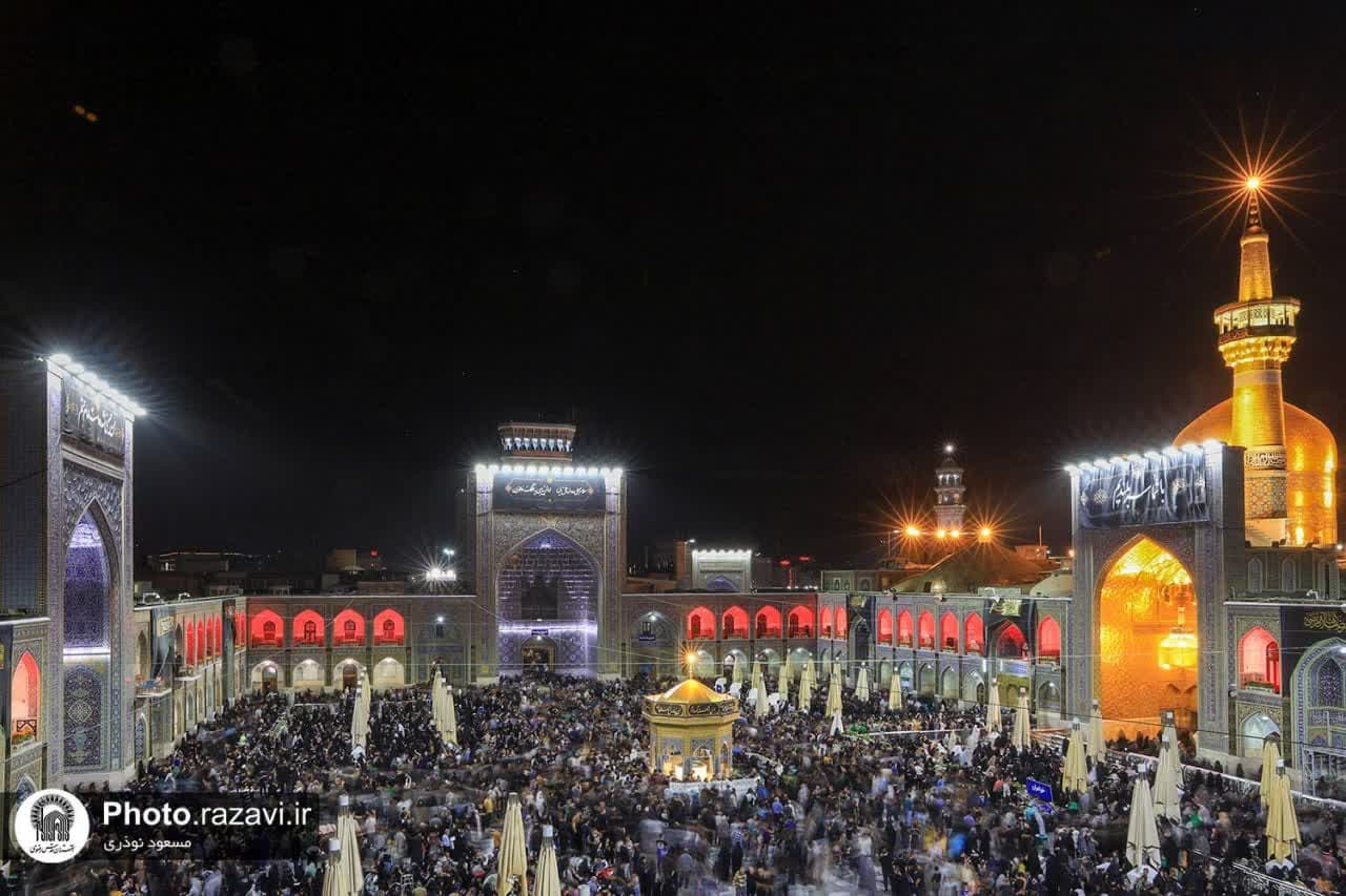 عزاء زوار الحرم الرضوي الطاهر في ليلة وفاة الرسول (ص) واستشهاد الامام الحسن المجتبی (ع)