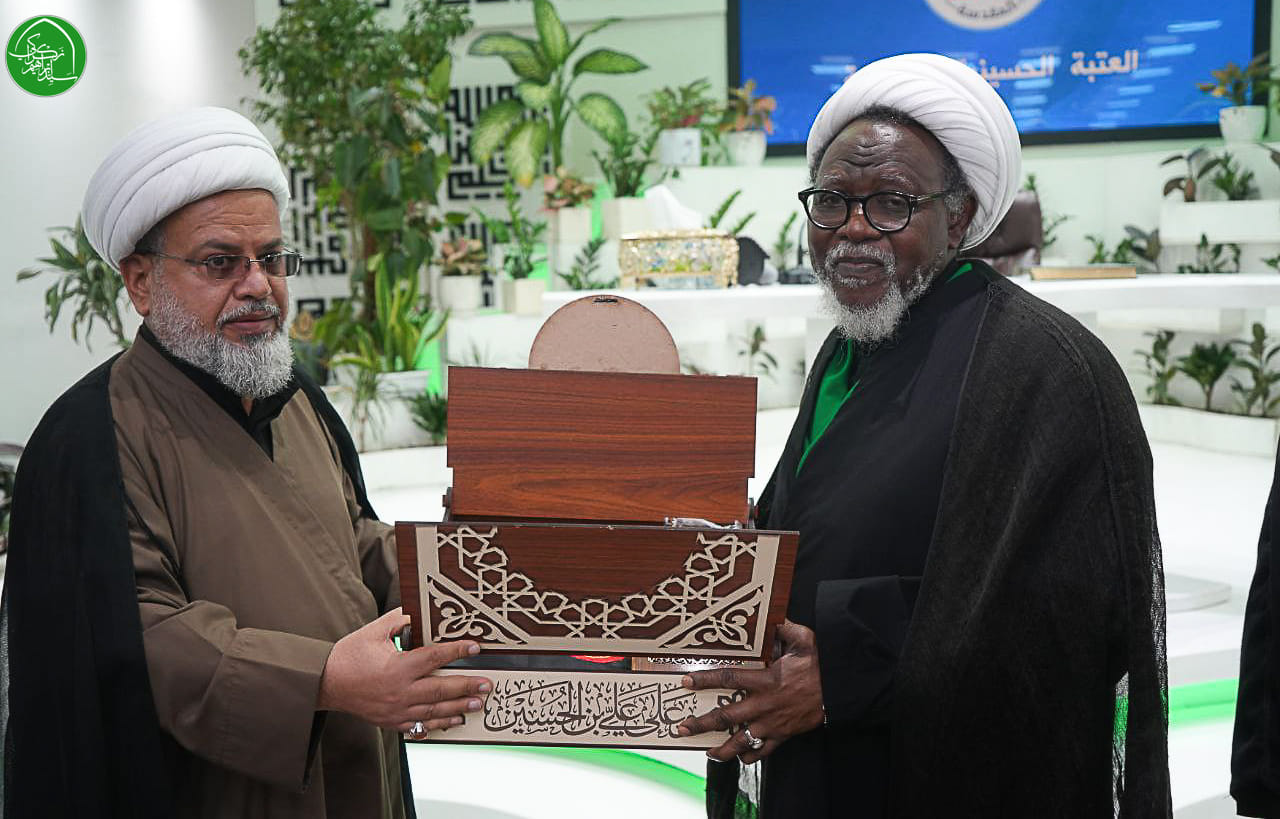 العتبة الحسينية المقدسة تهدي الشيخ "الزكزكي" راية مرقد الإمام الحسين(ع)+(صور)
