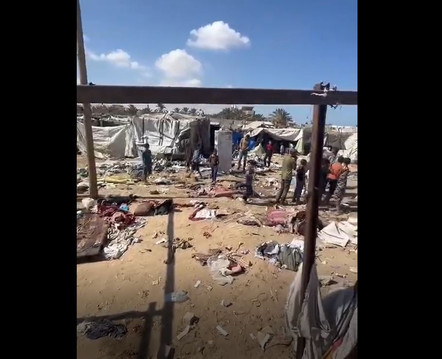 Video: At least 15 tents burned down after Israeli warplanes targeted yard of Al-Aqsa Hospital in Deir Al-Balah