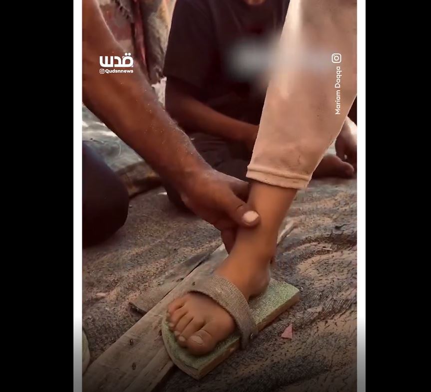 Video: A displaced Palestinian crafts shoes from wood amid Israeli blockade of essentials into Gaza