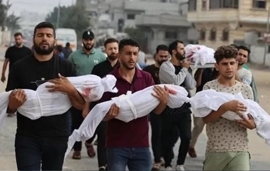 موقف نادر..كاتب إسرائيلي يتسائل مستغربا: العالم يبكي 6 قتلى (مستوطنين) ويتجاهل 40 ألف قتيل فلسطيني