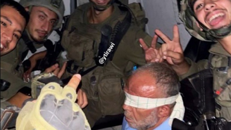 Israelischer Soldat veröffentlicht Foto von Misshandlung und Demütigung eines entführten älteren Palästinensers