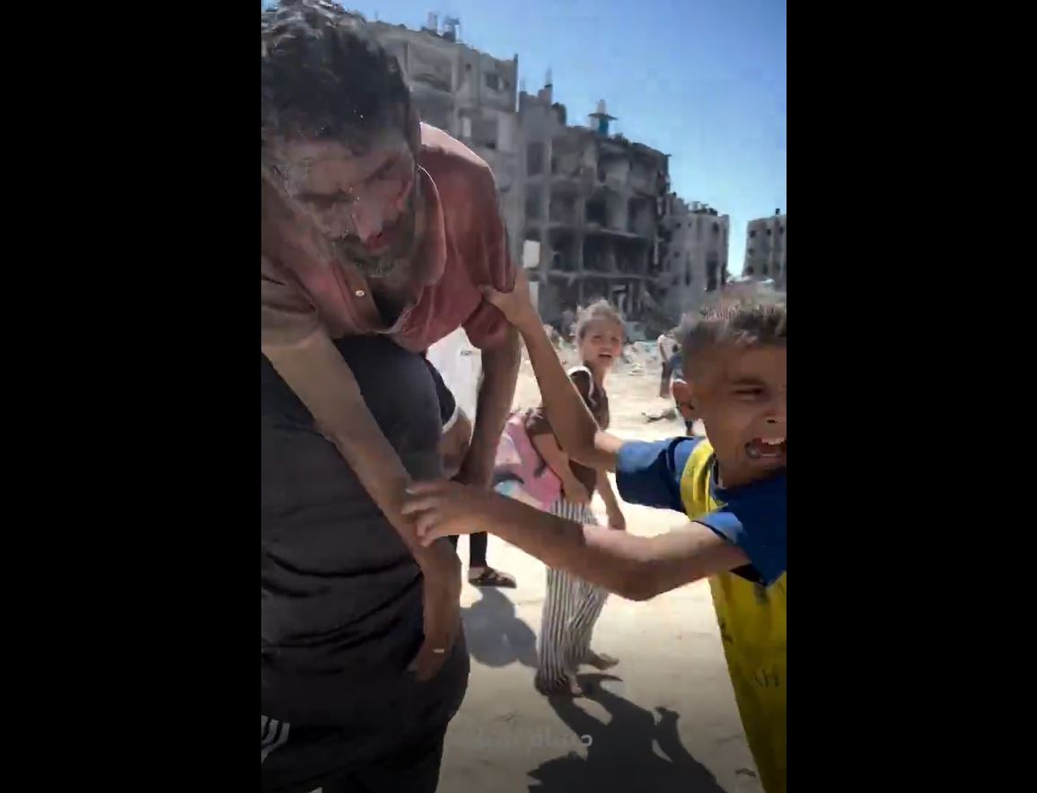 Video: "Dad, Dad!" A Palestinian child in Gaza cries out for his injured father