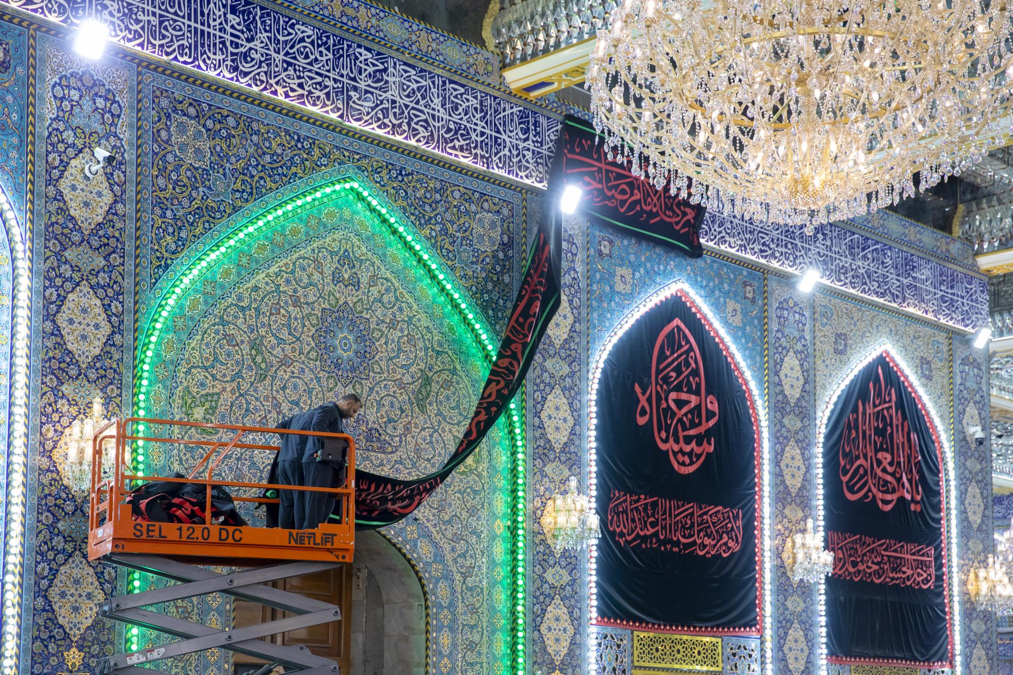 Al-Abbas Shrine replaces black banners of Aba al-Fadl al-Abbas holy shrine (+Photos)
