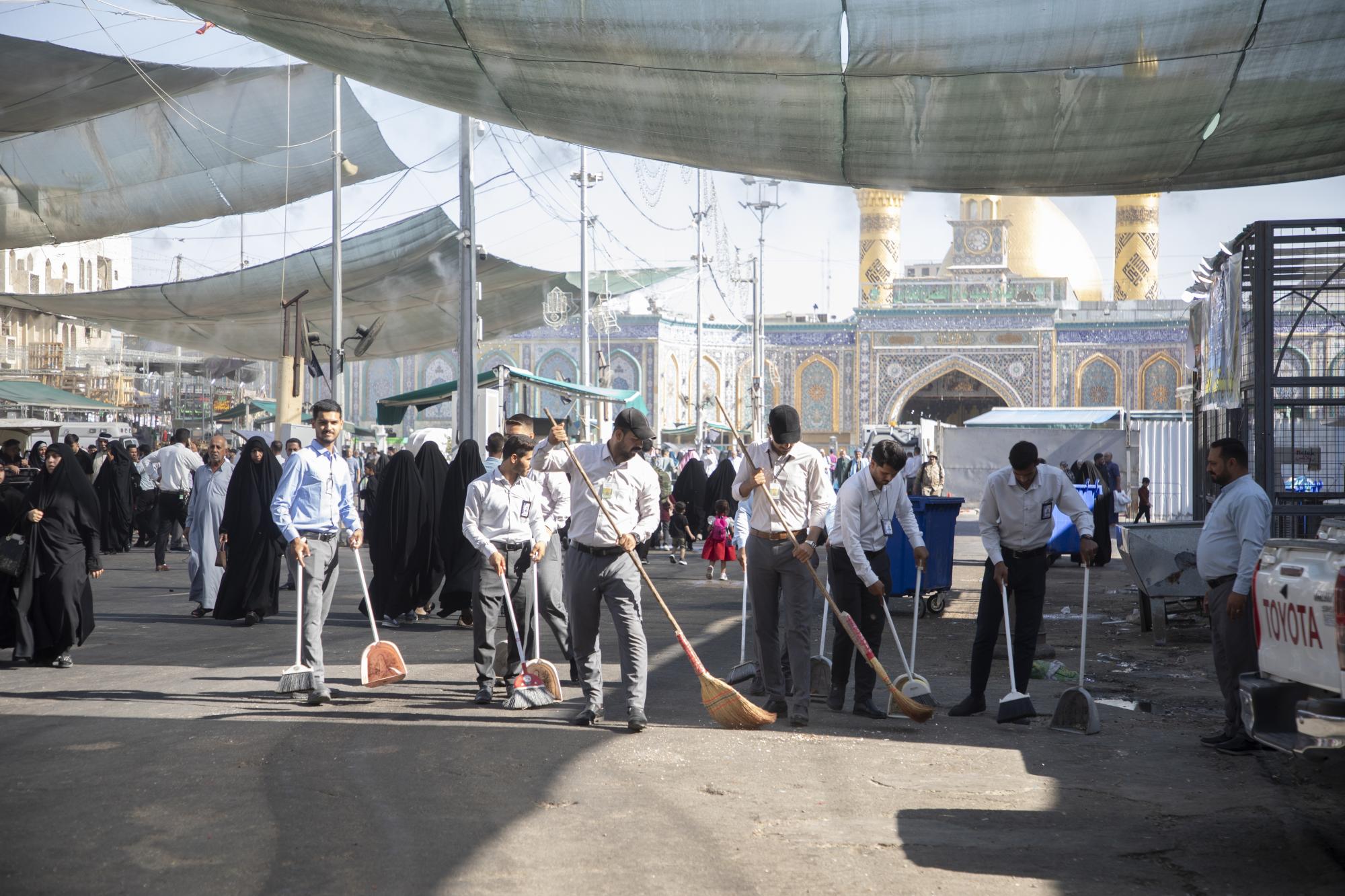 Service affairs department carries out a cleaning campaign for vicinity of Al-Abbas holy shrine (+Photos)