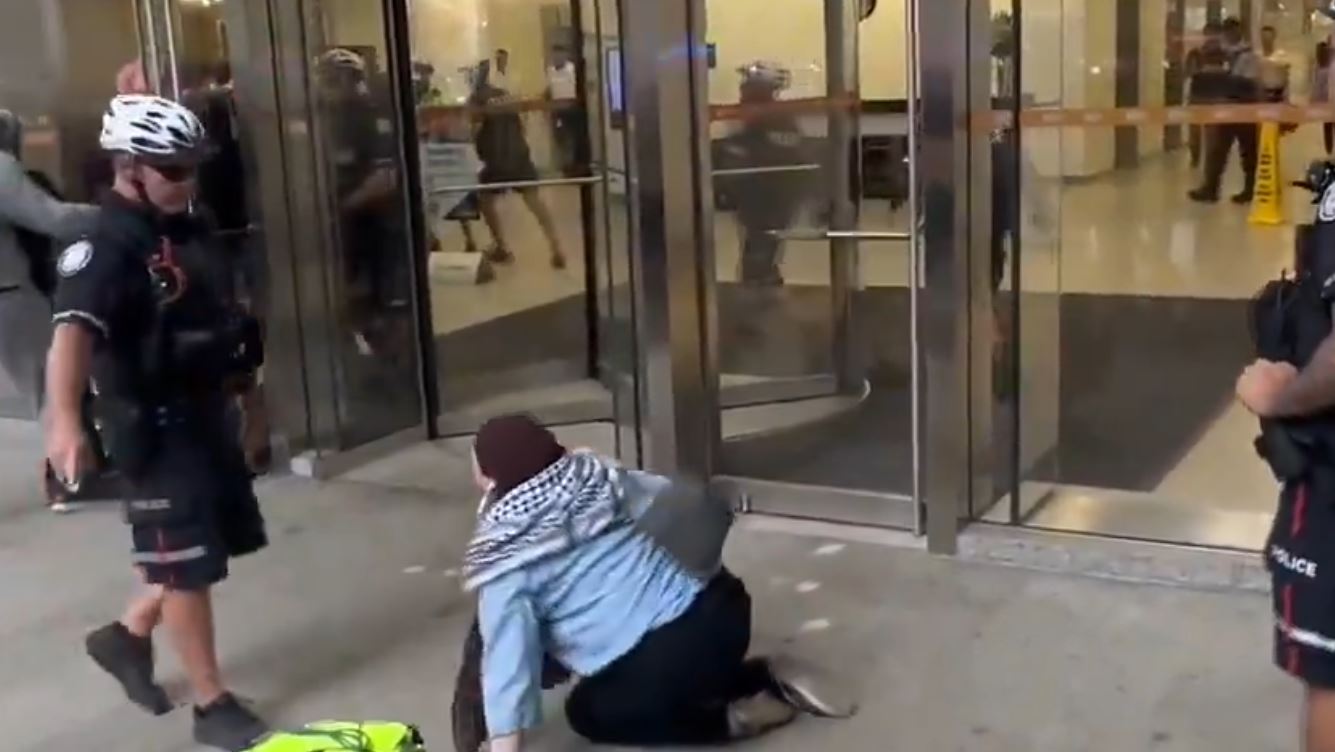 Video: Police attack students at univ of Toronto calling for divestment from Israeli institutions 