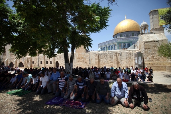 50,000 Palestinians attend Friday prayer at Aqsa Mosque