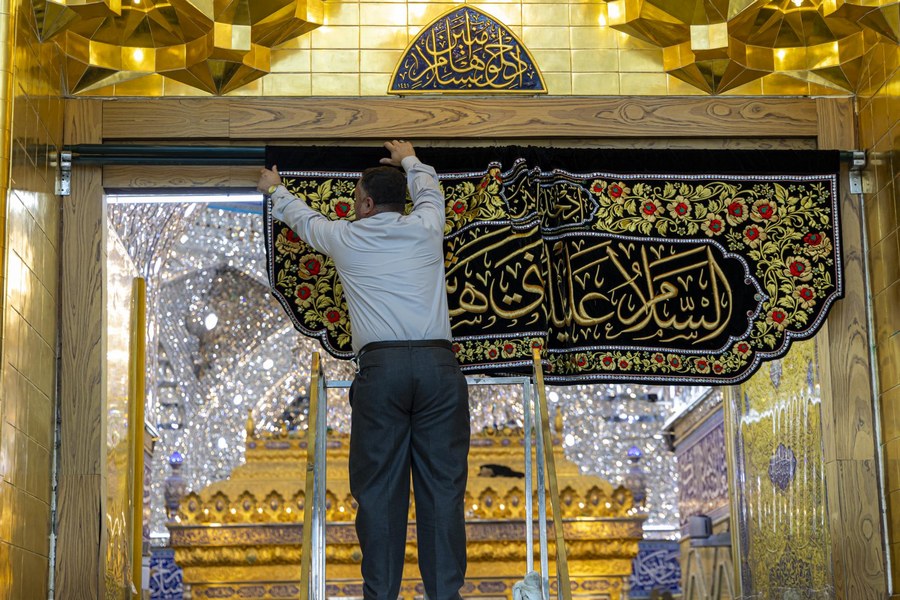 تقرير مصور/ استبدال ستائر أبواب حرم مرقد أبي الفضل العباس (عليه السلام) بعد انتهاء موسوم الأحزان