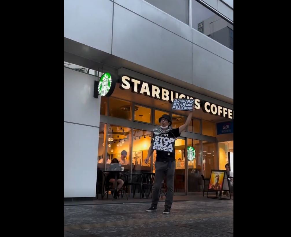 Video: Japanese activist staged a solo protest outside a Starbucks in Tokyo, urging boycott pro-Israeli companies