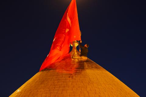 Penggantian Bendera di Kubah Haram Imam Husain a.s.