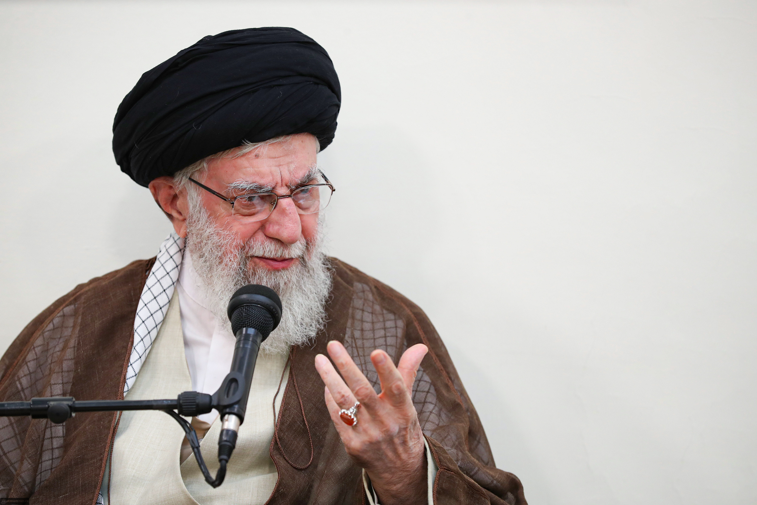 الإمام الخامنئي: تضخيم القدرات أساس الحرب النفسيّة للأعداء ضدّ الشعوب 